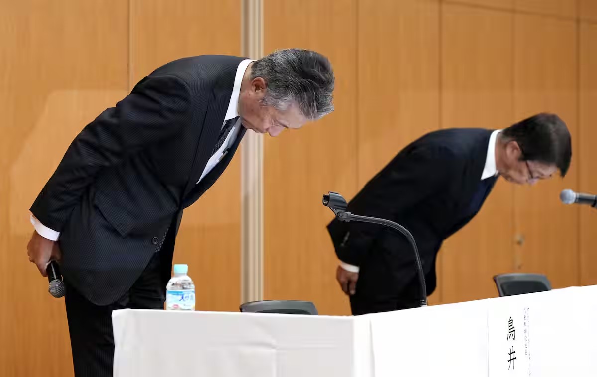 新浪剛史会長の辞任について、記者会見で頭を下げるサントリーHDの鳥井信宏社長（左）と山田賢治副社長＝2日午後、東京都港区